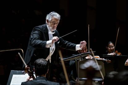 Plácido Domingo dirigiendo en el palau de les Arts.
 