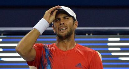 Verdasco descansa durante el partido contra Mónaco.