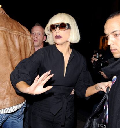 La cantante Lady Gaga rodeada por sus guardaespaldas en Londres, en una imagen del 4 de noviembre de 2010