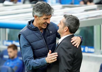 Saludo entre los entrenadores del Barcelona, Ernesto Valverde (derecha) y del Real Sociedad, Imanol Alguacil.