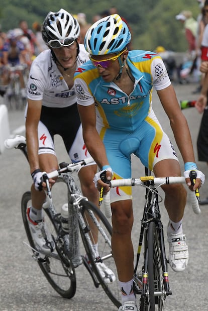 Contador y Andy Schleck se vigilan durante la ascensin ayer a la Madeleine.