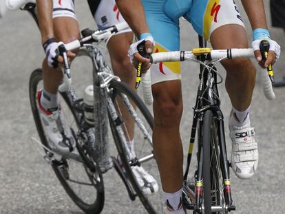 Contador y Andy Schleck se vigilan durante la ascensión ayer a la Madeleine.