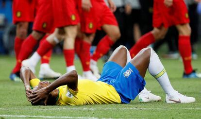 Fernandinho lamenta eliminação brasileira para a Bélgica.