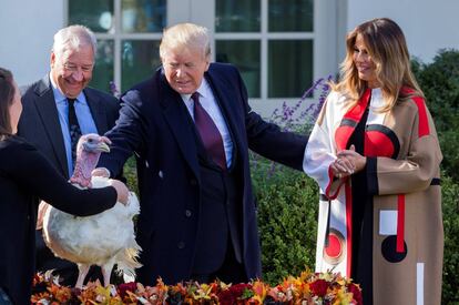 Donald Trump y la primera dama Melania Trump en el acto de perdón por Acción de Gracias en la Casa Blanca.