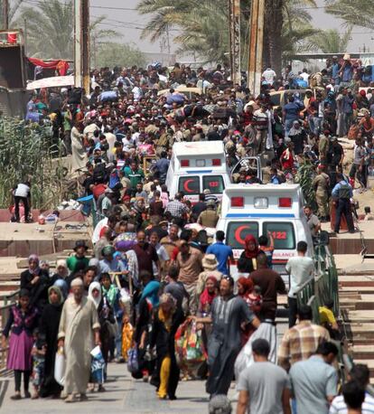 Decenas de residentes en Ramadi que hand ejado su casa, en el puente de Bellbez, el 20 de mayo.