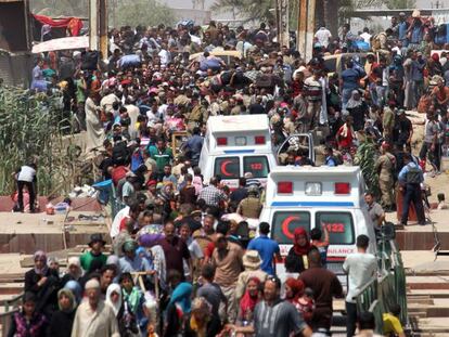 Decenas de residentes en Ramadi que hand ejado su casa, en el puente de Bellbez, el 20 de mayo.