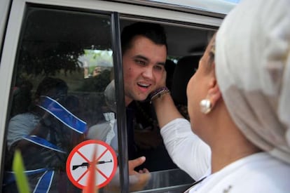 Uno de los rehenes liberados saluda a la exsenadora Piedad C&oacute;rdoba.