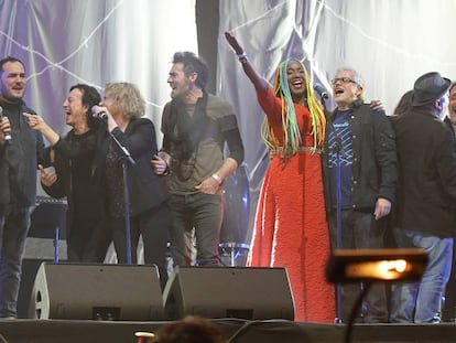 Serrat, acompanyad&iacute;ssim, cantant &#039;Mediterr&aacute;neo&#039;.