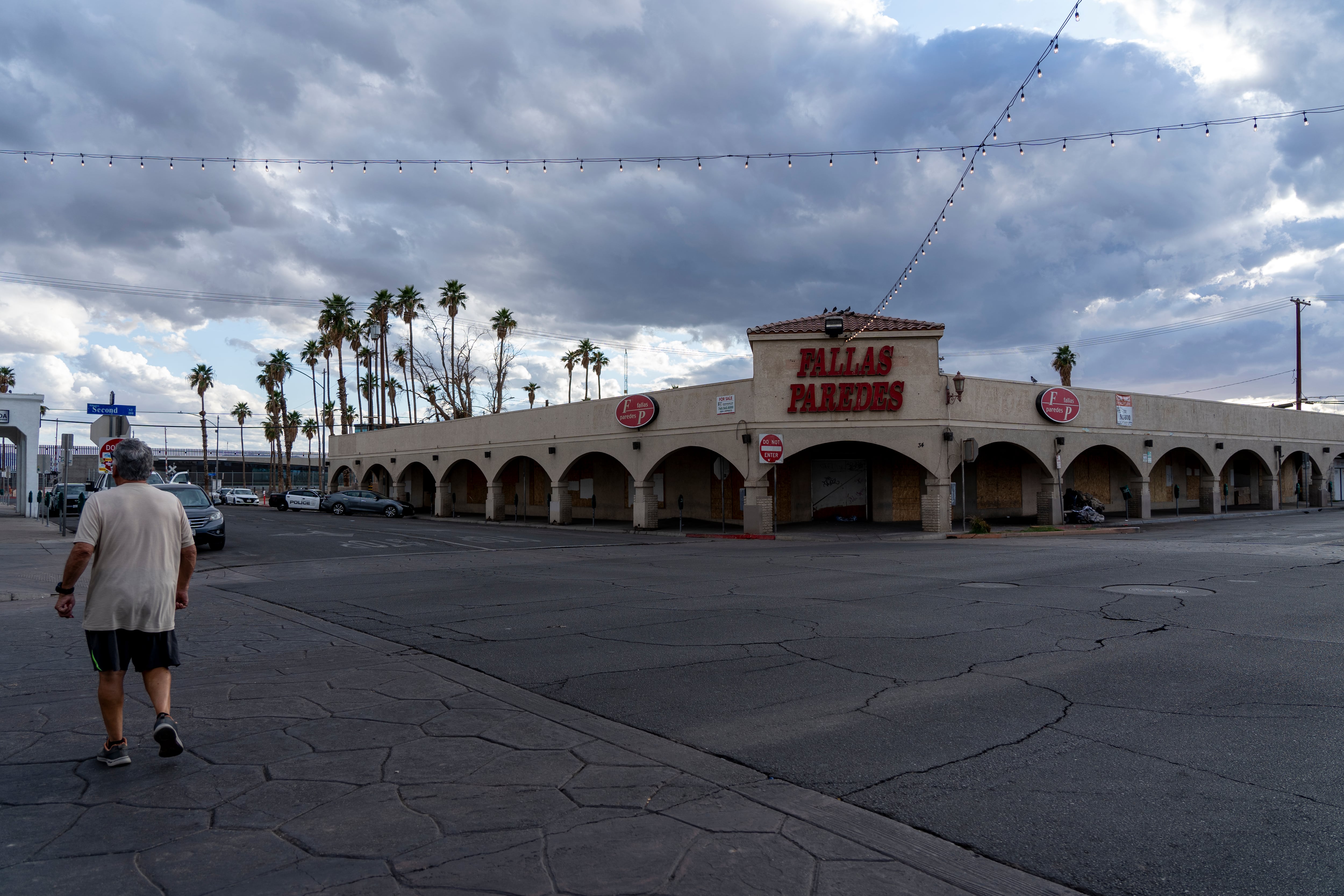 Negocios abandonados cerca de la frontera en Calexico, California.