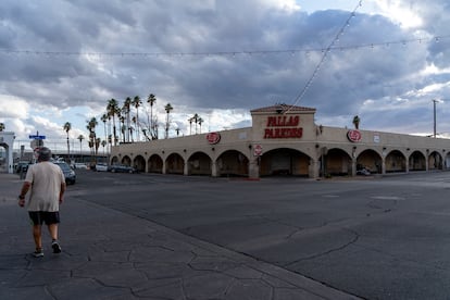 Negocios abandonados cerca de la frontera en Calexico, California.