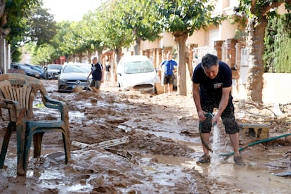 Varios vecinos limpian los destrozos de la dana en Picaña (Valencia).