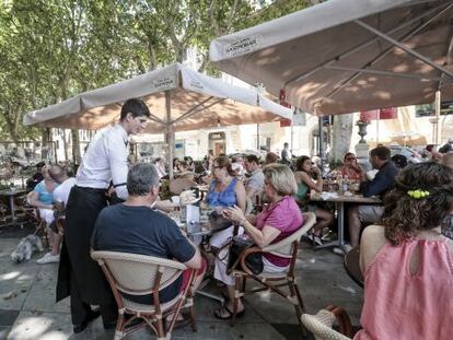 Turistas en la terraza de un bar de Palma de Mallorca