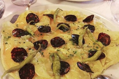 Tortilla vaga de Sacha con butifarra negra y piparras