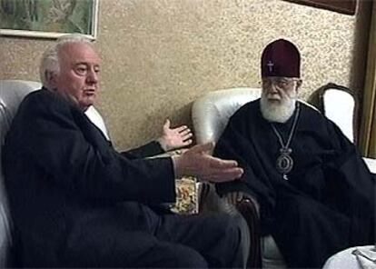 El ex presidente Eduard Shevardnadze conversa con el patriarca de Georgia Ilya II, ayer en Tbilisi.