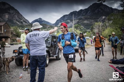 Llegada a la meta de Kilian Jornet con el brazo en cabestrillo.