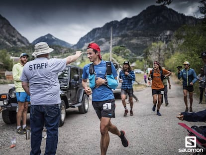 Llegada a la meta de Kilian Jornet con el brazo en cabestrillo.