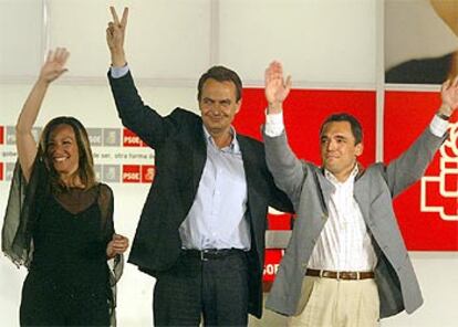 José Luis Rodríguez Zapatero, entre Trinidad Jiménez y Rafael Simancas, anoche, en el mitin de cierre de campaña en Madrid.