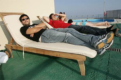 David y José Muñoz toman el sol en la terraza del hotel en el que se alojaron para el concierto de Málaga.