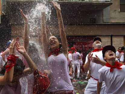 Varias personas celebran el chupinazo durante la feria de San Firm&iacute;n.