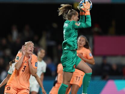 Dapnhe atrapa el balón en el primer encuentro del Mundial frente a Portugal.