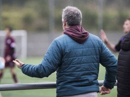 Padres de jugadores de categorías infantiles observan el partido de futbol de sus hijos a pie de campo, en “A Merced de Conxo” en Santiago de Compostela
 