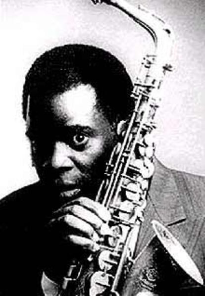 El saxofonista estadounidense Maceo Parker posa con su instrumento.