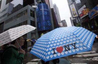 Dos turistas ante la sede de Morgan Stanley en Nueva York.