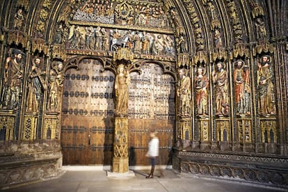 Dentro de la iglesia de Santa María de los Reyes se encuentra su conocido pórtico policromado: cinco arquivoltas ricamente decoradas con motivos religiosos y vegetales.