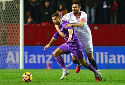 Iborra intenta frenar a Cristiano Ronaldo sujetándole por el pecho.