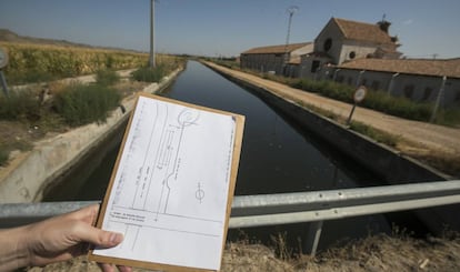 Una de las zonas del canal del Jarama, a la altura de San Martín de la Vega (Madrid), en las que se enterraron lodos contaminados por el escape radiactivo de 1970 y que permanece sin señalizar ni acotar.