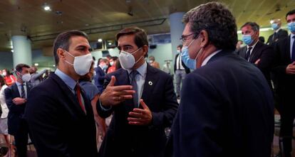 El presidente del Gobierno, Pedro Sánchez, conversa con el presidente del BBVA, Carlos Torres, junto con el ministro de Seguridad Social e Inclusión, José María Escrivá.