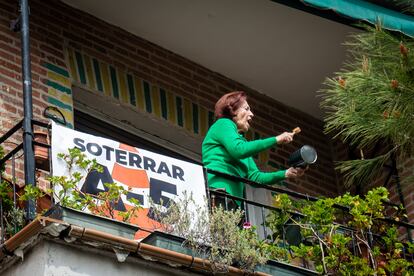 Una vecina del barrio Campamento secunda desde su balcón la manifestación contra el nuevo plan para soterrar la A-5.