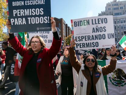 Migrantes que llevan años en EE UU protestan pidiendo permisos de trabajo, en Washington, en noviembre de 2023.