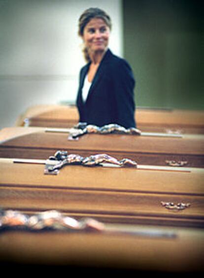 Una mujer contempla la exposición de ataúdes de Funermostra.