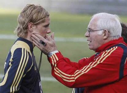 Luis Aragonés da instrucciones a Fernando Torres durante el entrenamiento de ayer.