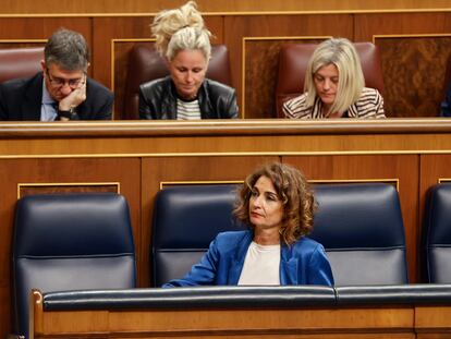 La vicepresidenta primera del Gobierno, María Jesús Montero, junto a la bancada socialista, este martes en el pleno del Congreso.