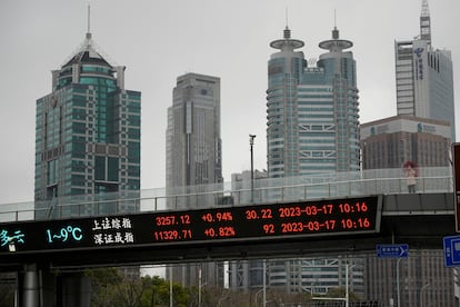 Paneles electrónicos de las Bolsas de Shanghai y Shenzhen en el distrito financiero de Shanghai, China.