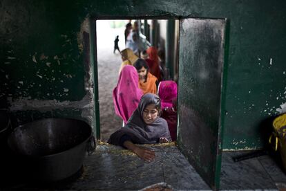 Una ni?a paquistan recoge arroz durante una distribucin de alimentos en Islamabad (Pakistn).