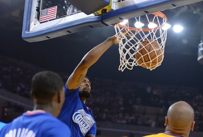 DeAndre Jordan, de Los Angeles Clippers, suma un mate. 