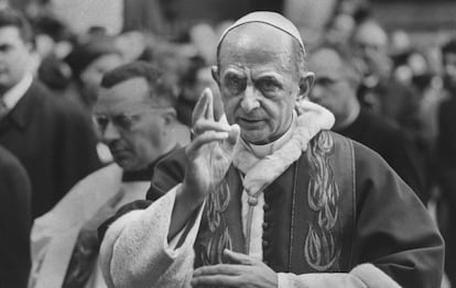 El papa Pablo VI oficia una misa en la basílica de Santa Sabina, en Roma, alrededor de 1970.