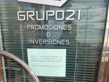 Entrada de una oficina de Grupo 21 fuera de funcionamiento, en una imagen cedida.