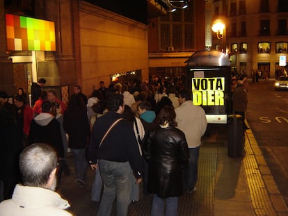 Guerrilla gráfica de Vota Dier en una parada de autobús en la madrileña plaza de Callao antes de su peatonalización, en 2009.