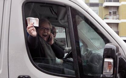 Una agraciada con el décimo de la lotería del niño muestra al fotógrafo de EL PAÍS, Fernando Domingo-Aldama su alegría en Bilbao.