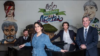 De izquierda a derecha, Gerard O´Donnell, Nuria Sánchez, Víctor Ullate Roche y Luis Madrid, en un aula del Agora Madrid International School.
David Expósito