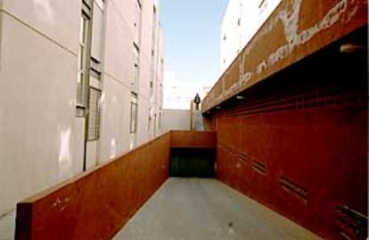 Acceso al garaje del edificio premiado por la Comunidad de Madrid.