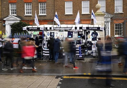 Puesto de bufandas en los aledaños del estadio del Tottenham, durante un partido navideño.