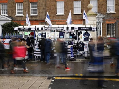 Puesto de bufandas en los aledaños del estadio del Tottenham, durante un partido navideño.