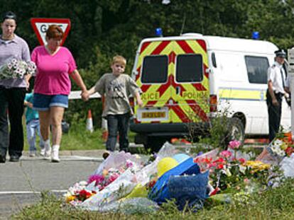 Una familia deposita flores en el paraje donde fueron hallados los cuerpos de Jessica y Holly.