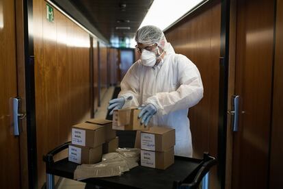 Si algú presenta de nou símptomes, truquen al metge que tenen assignat a la zona del Besòs. Sí és necessari el traslladen a l'hospital una altra vegada.
