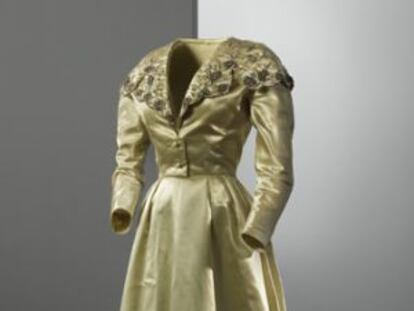 Conjunto de 1939 de Balenciaga que evoca los siglos XVIII y XIX.